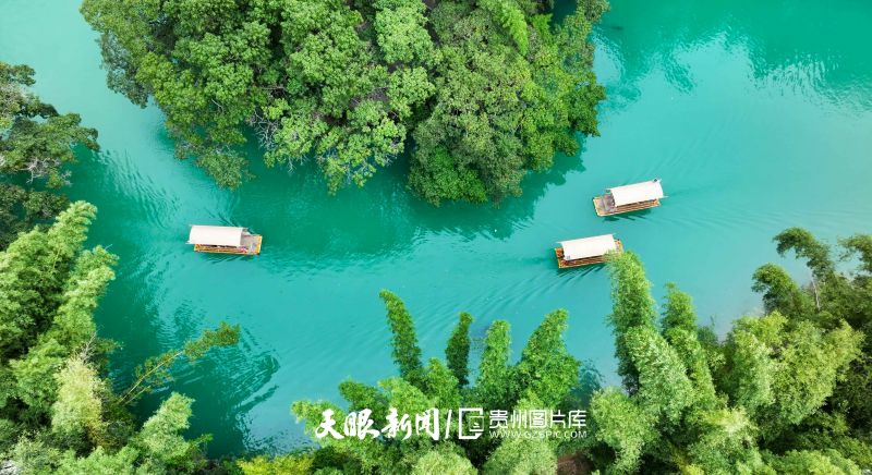 804097-10月2日，游客在貴州省黔南布依族苗族自治州羅甸縣大小井風景名勝區(qū)乘坐竹筏游覽。.jpg