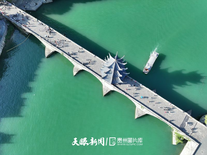 804858-鎮(zhèn)遠古城祝圣橋俯瞰（無人機照片）。.jpg