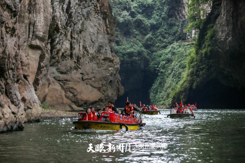 804986-10月5日，游客在貴州省畢節(jié)市九洞天景區(qū)乘船游覽。.jpg