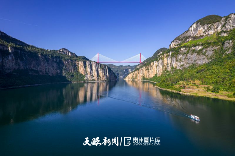 810057-2024年10月23日，游客在烏江源百里畫廊核心景區(qū)的貴州省黔西市新仁苗族鄉(xiāng)化屋村乘船游覽觀光（無人機照片）。.jpg