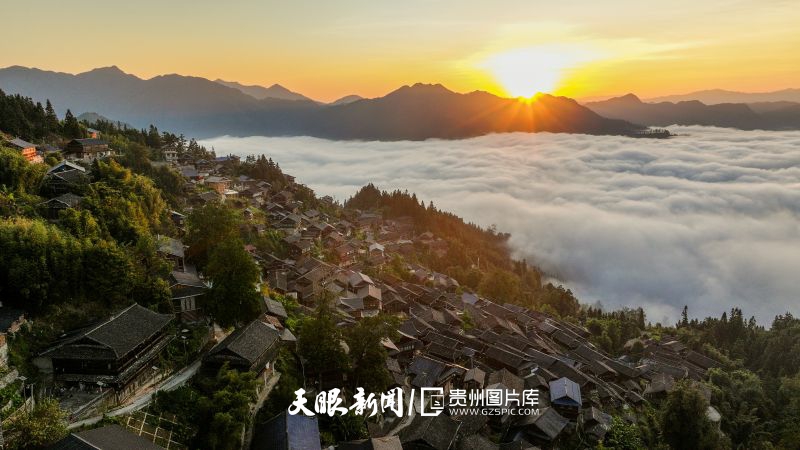 811328-2024年10月26日，貴州省黔東南榕江縣興華鄉(xiāng)擺貝苗寨霧景（無人機照片）。.jpg