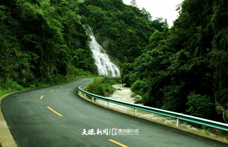 圖2：2012年6月28日拍攝的樂里至寨蒿旅游公路喬勒段。   李長華 攝.jpg