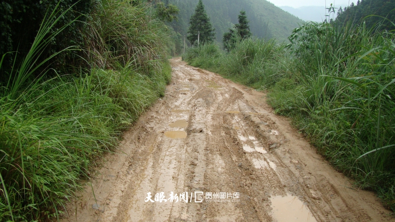 圖5：2008年5月5日拍攝的榕江縣樂里至寨蒿公路下歸里路囗改造前泥濘的公路。 李長華 攝.jpg