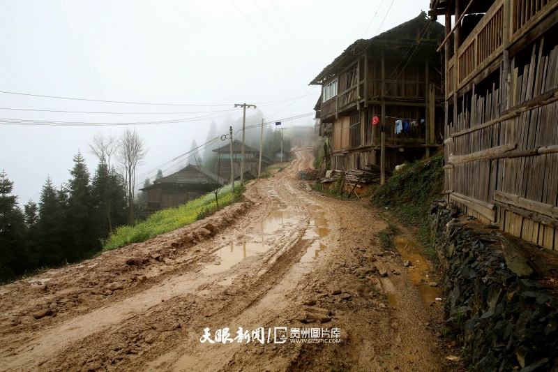 圖7：2015年3月13日拍攝的榕江縣八開鎮(zhèn)常寨村通村公路改造前泥濘的公路。 李長華 攝.jpg