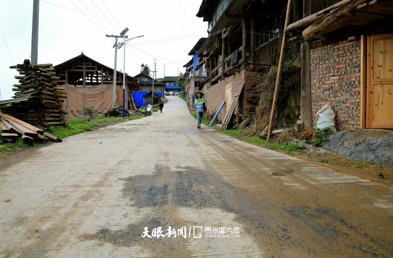 圖8：2020年5月31日拍攝的榕江縣八開鎮(zhèn)常寨村通村公路改造后硬化公路。 李長華 攝.jpg