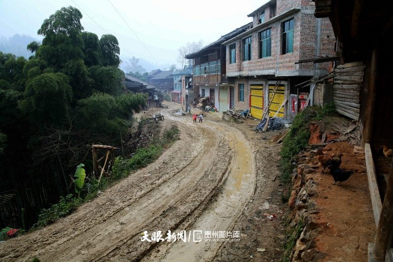 圖9：2015年3月10日拍攝的榕江縣古州鎮(zhèn)高興村通村公路改造前泥濘的公路。 李長華 攝.jpg
