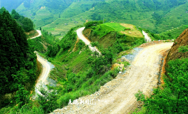 圖11：2000年1月1日拍攝的榕江縣平江鎮(zhèn)當(dāng)鳩村通村土石公路。 李長華 攝.jpg