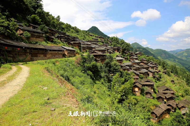 圖13：2013年7月22日拍攝的計劃鄉(xiāng)加退村苗寨改造前的通村公路。 李長華 攝.jpg