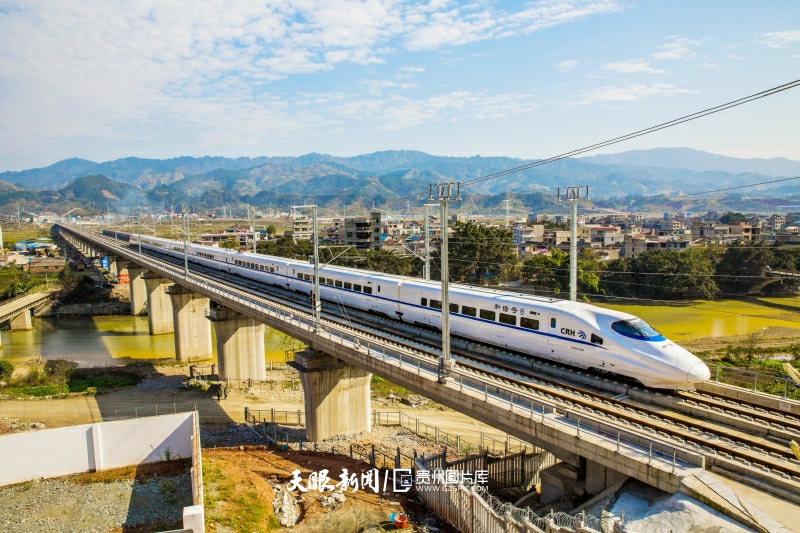圖18：2014年12月4日，貴廣高鐵一列和諧號動車飛馳在月寨特大橋上。  李長華 攝.jpg