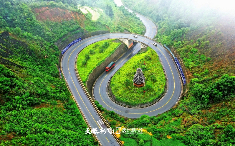 圖19：2020年6月3日，在榕江縣栽麻鎮(zhèn)拍攝的豐登坳路段（螺旋橋）。 李長華 攝.jpg