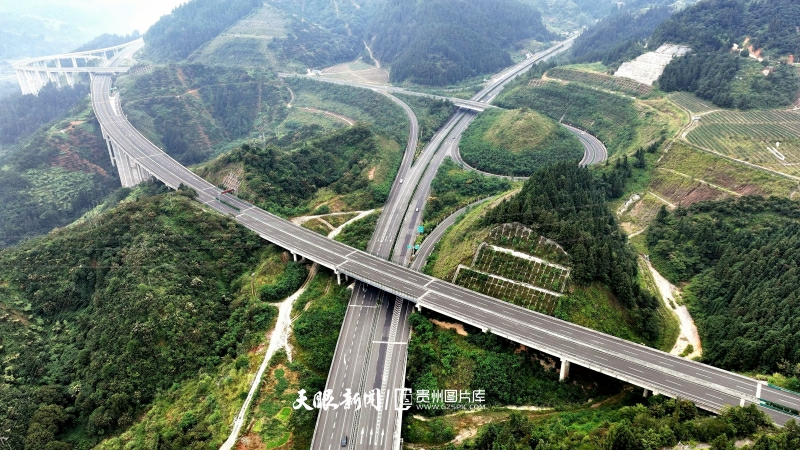 圖20：2024年10月7日，在古州鎮(zhèn)拍攝的廈蓉高速、荔榕高速、劍榕高速和雷榕高速交匯進(jìn)出口。   李長華 攝.jpg