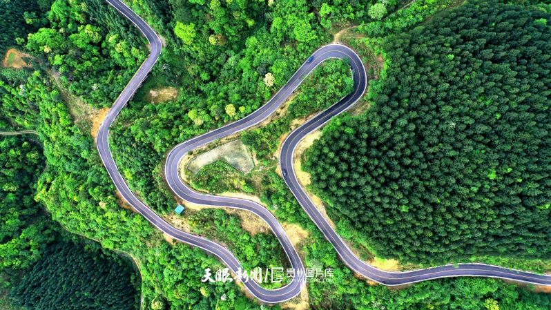 圖22：2022年4月25日，在榕江縣兩汪鄉(xiāng)空申村路段拍攝的四好農(nóng)村路（無人機(jī)照片）。  李長華 攝.jpg