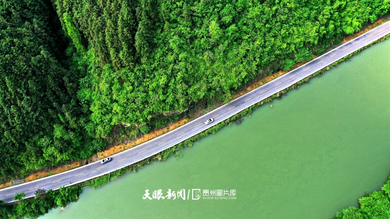 圖23：2022年4月25日，在榕江縣忠誠鎮(zhèn)樂鄉(xiāng)村路段拍攝的四好農(nóng)村路（無人機(jī)照片）。  李長華 攝.jpg