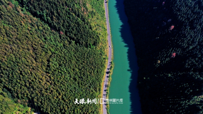 圖24：2022年4月25日，在榕江縣忠誠鎮(zhèn)樂鄉(xiāng)村路段拍攝的四好農(nóng)村路（無人機(jī)照片）。  李長華 攝.jpg