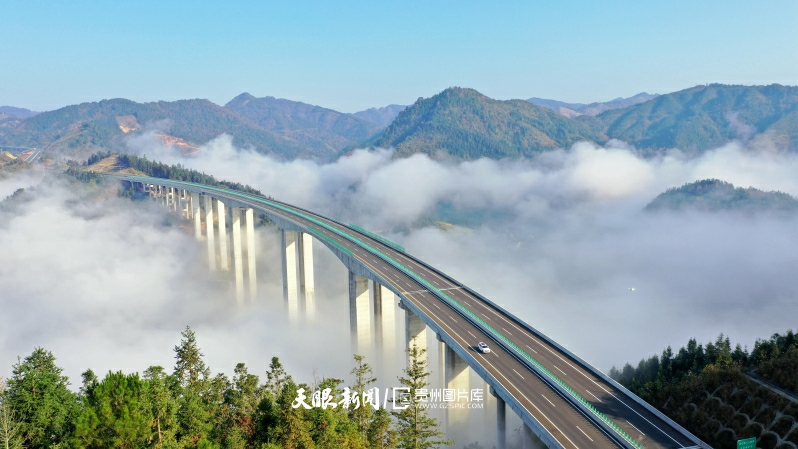 圖25：2021年12月6日，在劍（河）至榕（江）高速公路榕江境內(nèi)烏公特大橋周邊云霧繚繞（無人機(jī)照片）。  李長華 攝    .jpg