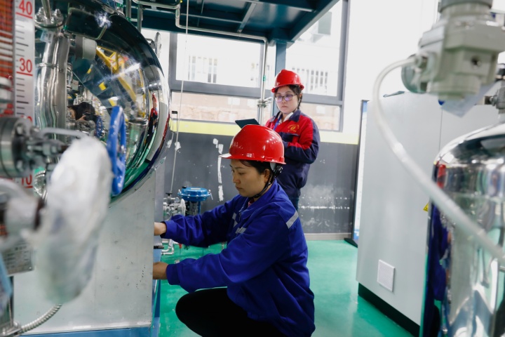 5月8日，考生在貴州磷化工和新材料職業(yè)培訓(xùn)基地（福泉基地）的化工實(shí)訓(xùn)區(qū)進(jìn)行化工總控工職業(yè)技能認(rèn)定考試 (2)_副本.jpg