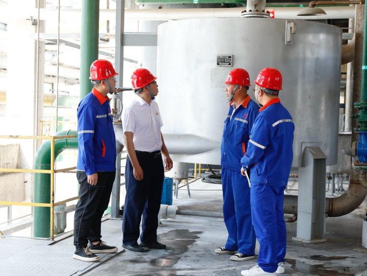 企業(yè)特派員張建國與川東化工企業(yè)人員溝通交流_副本.jpg