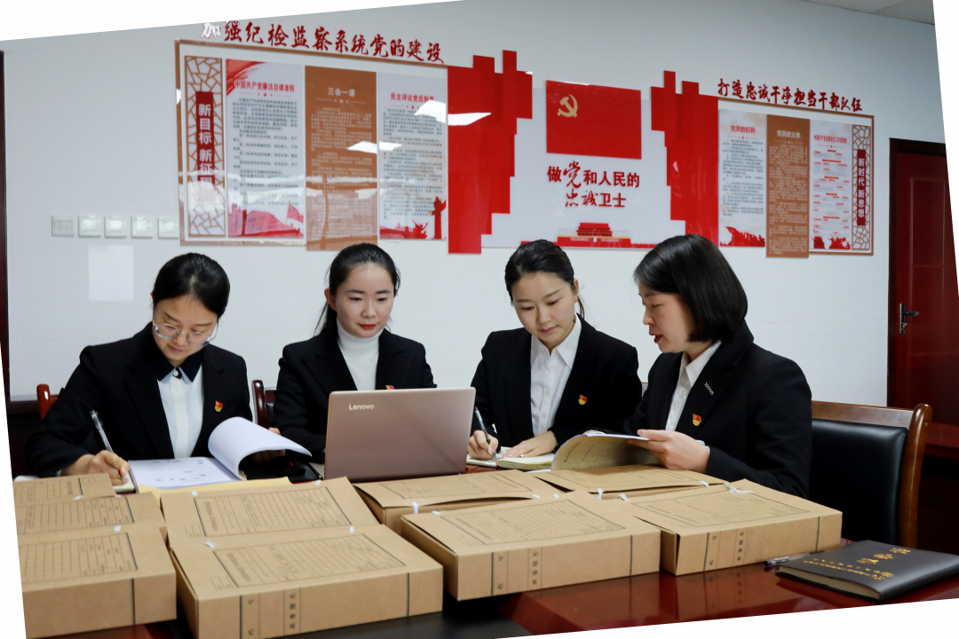圖為黔西市紀(jì)檢監(jiān)察干部開展“老帶新”業(yè)務(wù)交流，進(jìn)行案件評(píng)查。（張利軍 攝）.jpg