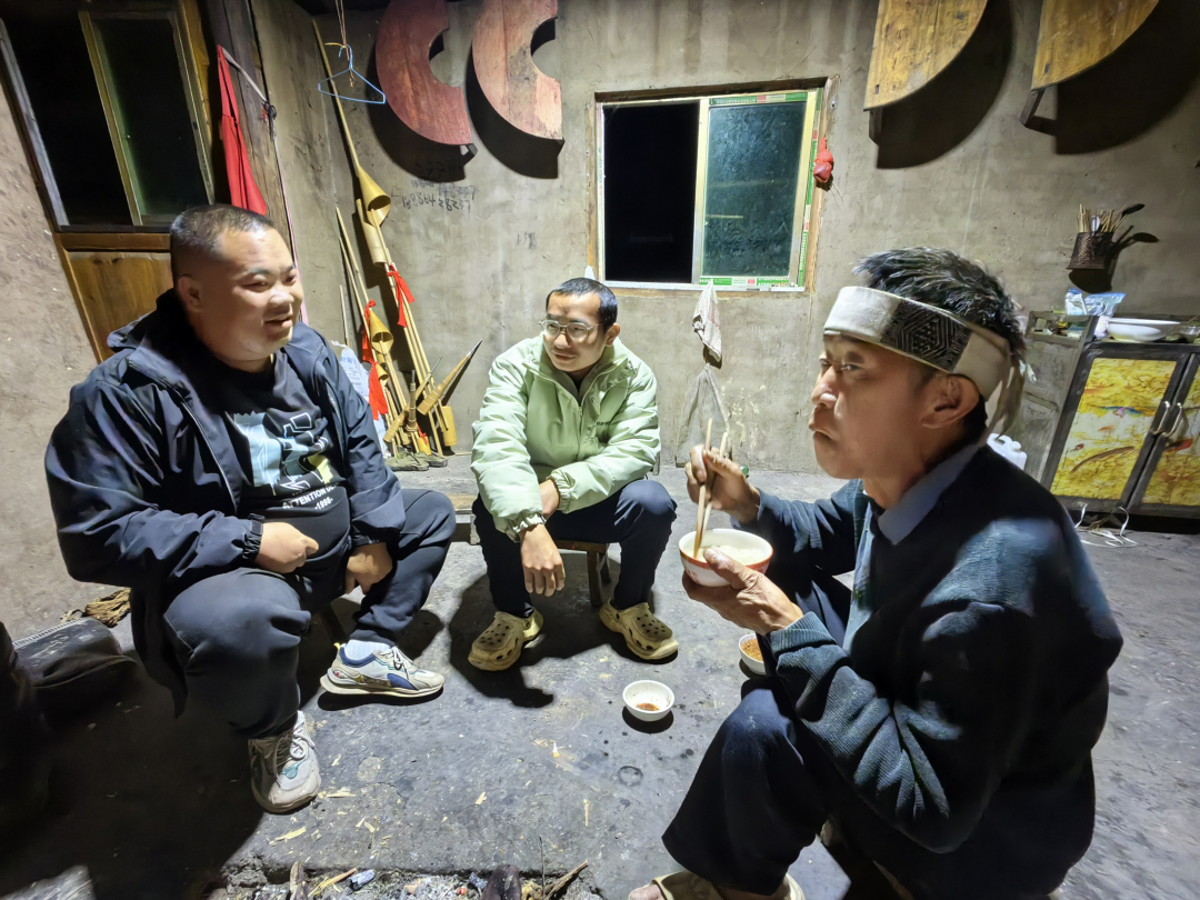 烏略村駐村工作隊(duì)、村“兩委”到村民侯老弟（右一）家中走訪。.jpg