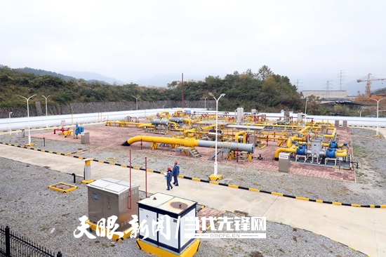 工作人員檢查天然氣門站燃?xì)庠O(shè)施運(yùn)行情況 .JPG
