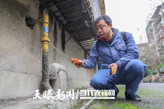 工作人員對居民小區(qū)燃?xì)庠O(shè)施進(jìn)行安全檢查.jpg