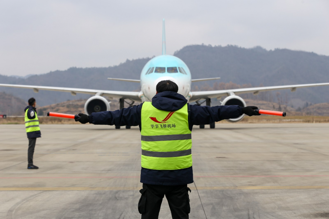 1月16日，畢節(jié)飛雄機(jī)場(chǎng)工作人員在引導(dǎo)飛機(jī)停靠。.JPG