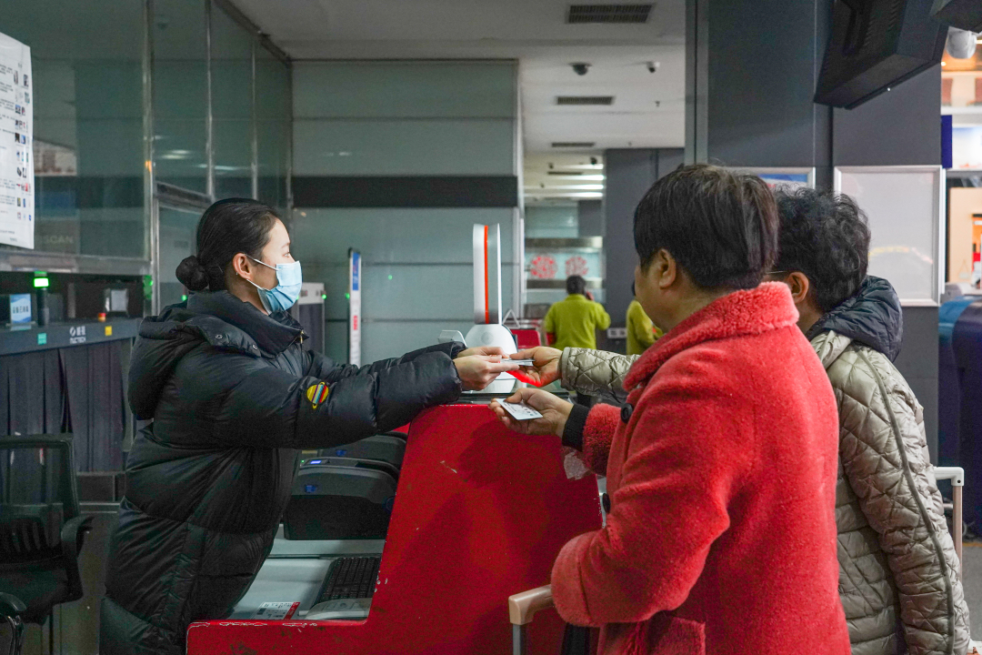 1月16日，乘客在畢節(jié)飛雄機(jī)場(chǎng)辦理登機(jī)牌。.JPG