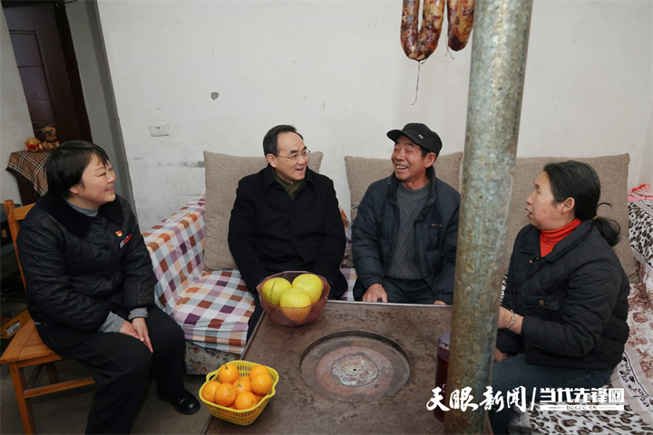 DPCL0057-1----圖為徐麟一行在安順市西秀區(qū)北街街道北山小區(qū)看望慰問城鄉(xiāng)低保戶楊從芳一家。.jpg
