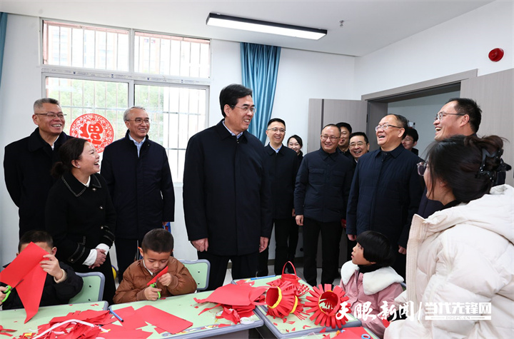 圖為李炳軍一行在長順縣兒童福利院看望孩子們。.jpg