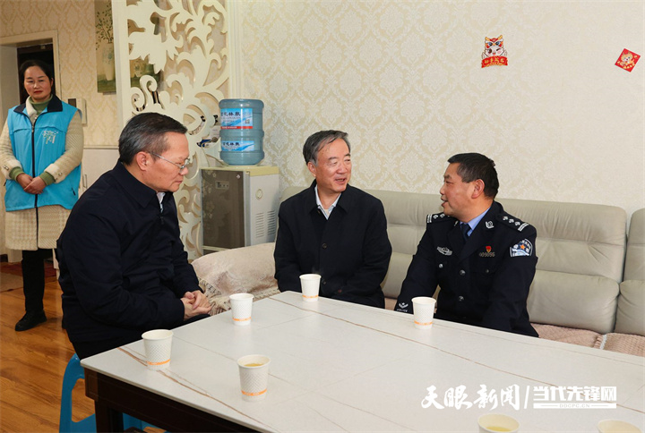 圖為趙永清一行在清鎮(zhèn)市青龍山街道湖城社區(qū)看望慰問因公傷殘的黨員王大明。.jpg