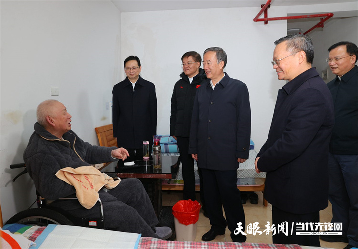 圖為趙永清一行在清鎮(zhèn)市中心敬老院看望慰問。.jpg