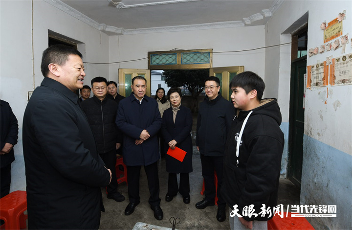 馬漢成一行在銅仁市川硐街道涼灣村云懂組慰問留守兒童張譯文。.jpg