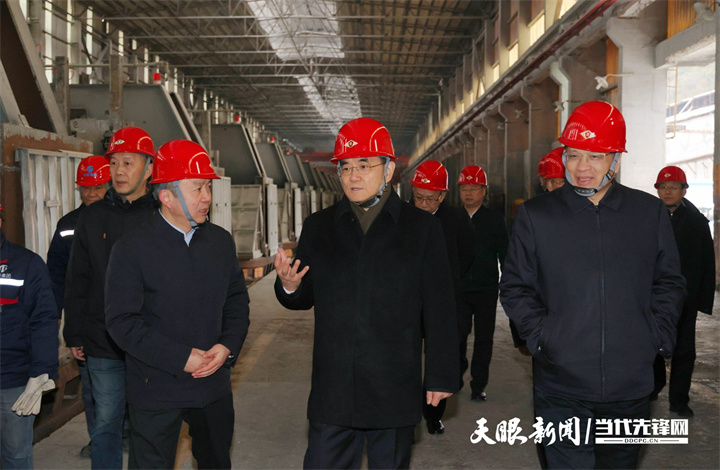 DPCL9934-1----圖為徐麟一行在安順市鋁業(yè)公司考察，了解企業(yè)生產(chǎn)經(jīng)營、安全生產(chǎn)、存在困難等情況。.jpg