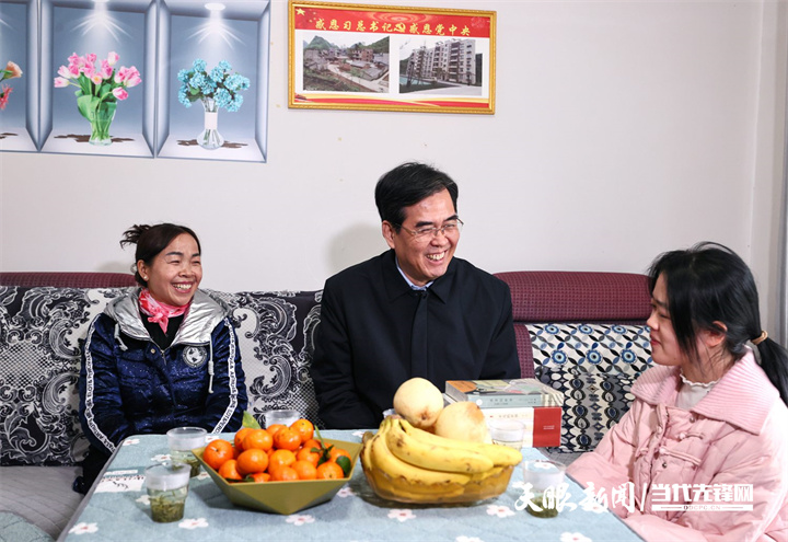 圖為李炳軍一行在長順縣長寨街道順興社區(qū)看望慰問困難群眾柏春花一家。.jpg