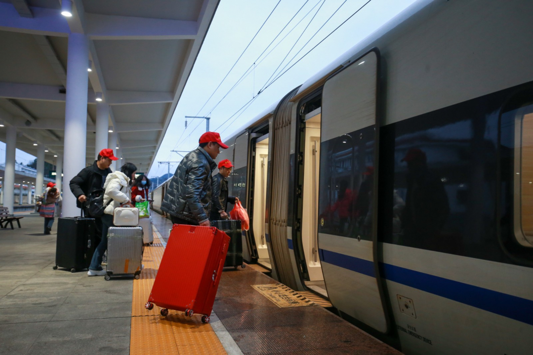2月7日，乘坐免費專列的務(wù)工人員在畢節(jié)站上車。.jpg