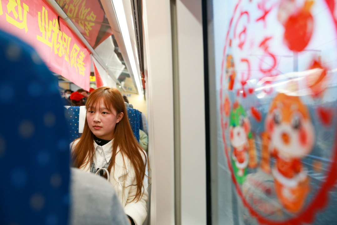 2月7日，外出務(wù)工人員乘坐畢節(jié)開往溫州的G2305次列車。  (4).jpg