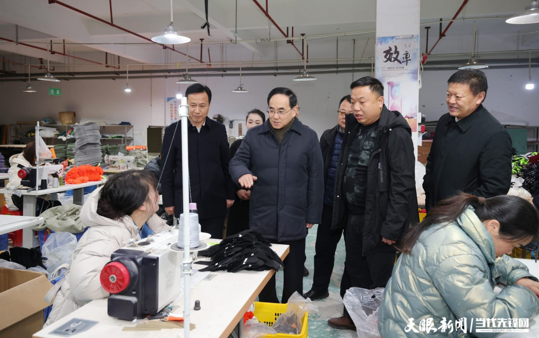 DPCL5292-1----圖為徐麟在黎平縣龍形社區(qū)就業(yè)幫扶車間，了解搬遷群眾就業(yè)增收等有關(guān)情況。貴州日?qǐng)?bào)天眼新聞?dòng)浾?杜朋城 攝影.jpg