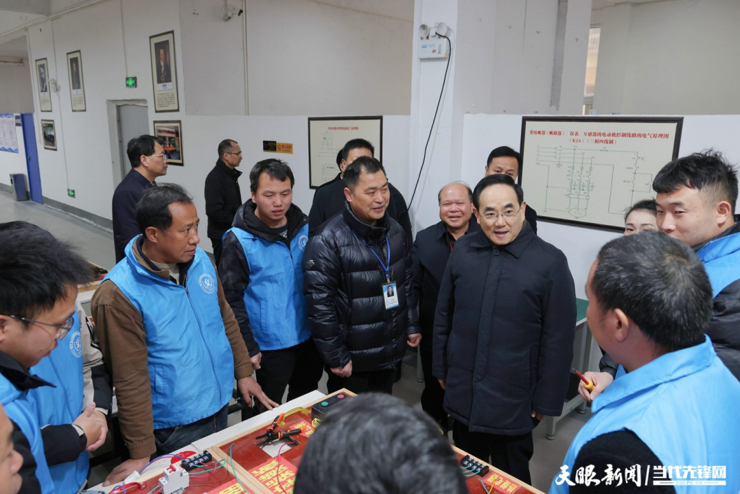 DPCL5569-1---圖為徐麟在黎平縣眾城職業(yè)技術(shù)培訓(xùn)學(xué)校實(shí)訓(xùn)考試基地與學(xué)員們親切交流。貴州日?qǐng)?bào)天眼新聞?dòng)浾?杜朋城 攝影.jpg