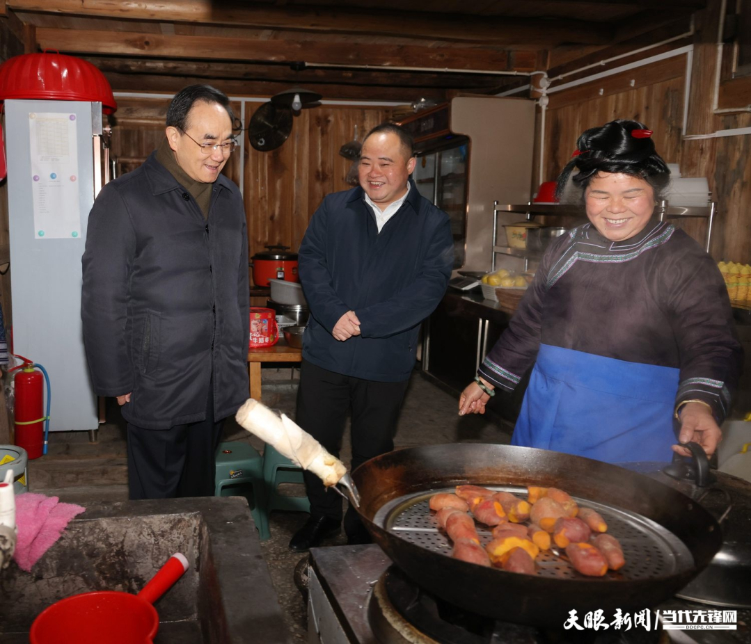 DPCL4010-1----圖為徐麟在榕江縣忠誠鎮(zhèn)樂鄉(xiāng)村入戶走訪脫貧群眾。貴州日?qǐng)?bào)天眼新聞?dòng)浾?杜朋城 攝影.jpg