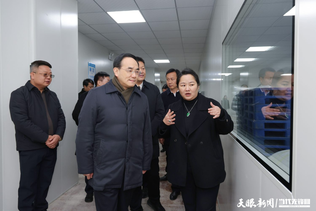 DPCL5055-1----圖為徐麟在貴州新華馳高分子材料公司，了解招商引資項(xiàng)目建設(shè)、復(fù)工復(fù)產(chǎn)等情況。貴州日?qǐng)?bào)天眼新聞?dòng)浾?杜朋城 攝影.jpg