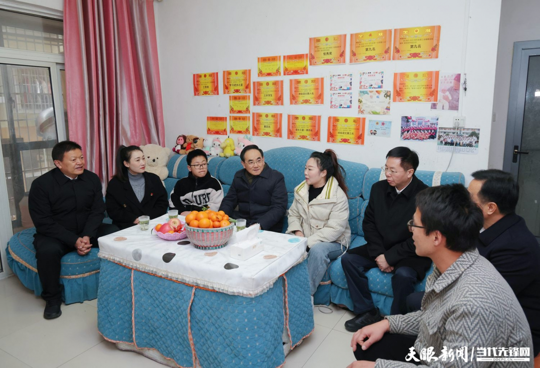 DPCL5478-1----圖為徐麟在黎平縣龍形社區(qū)入戶走訪搬遷群眾，了解搬遷群眾生產(chǎn)生活情況。貴州日?qǐng)?bào)天眼新聞?dòng)浾?杜朋城 攝影.jpg