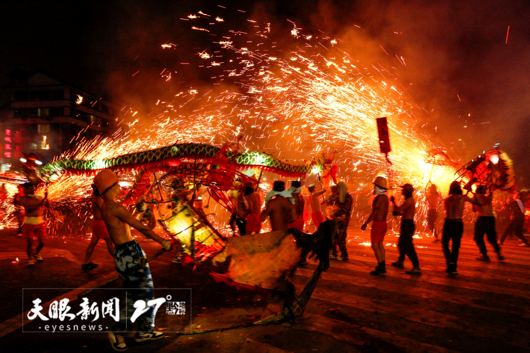 劍河縣革東鎮(zhèn)老街龍燈會(huì)。鐘傳坤 攝.JPG