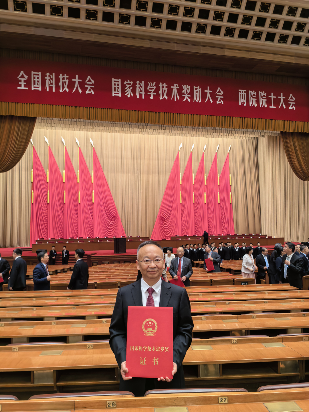 周琦領取榮譽.jpg