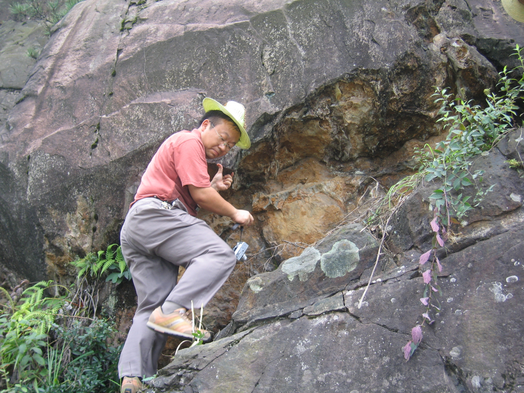2006，周琦在黔東大塘坡錳礦區(qū)進行調(diào)查研究工作.JPG