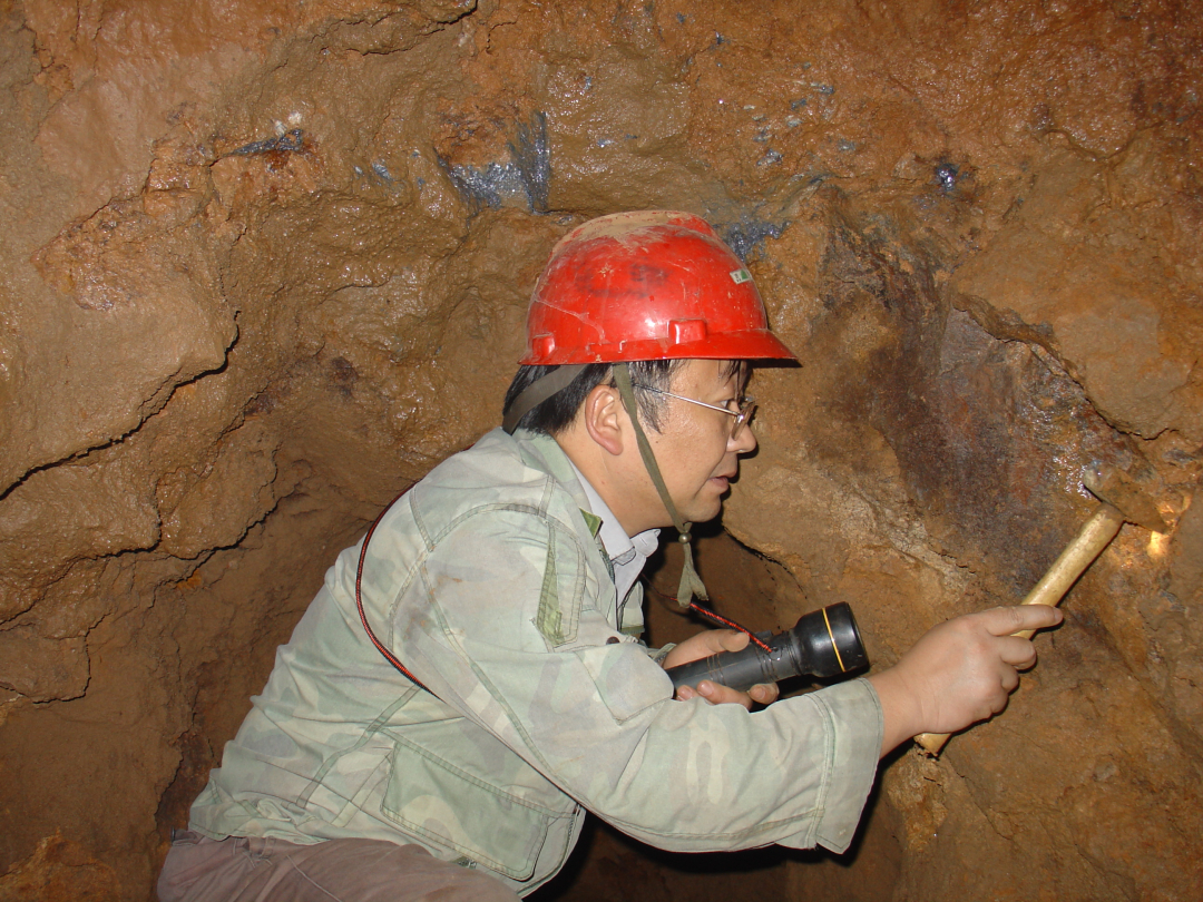 2004，周琦在地下探礦坑道中觀察地質(zhì)現(xiàn)象.JPG