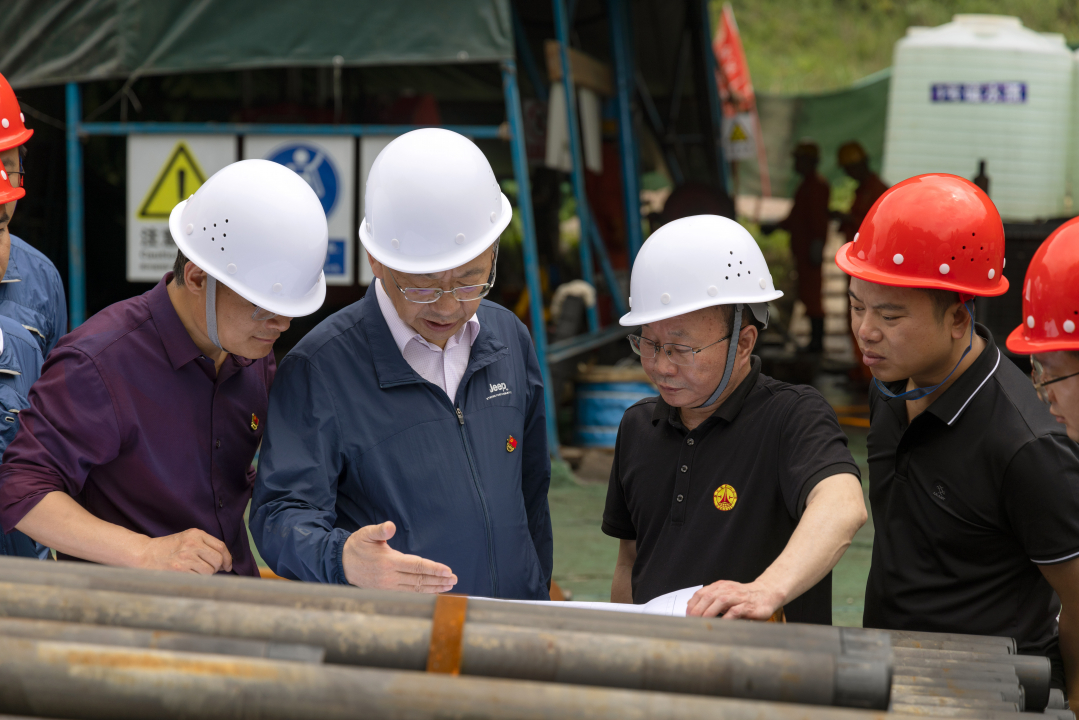 周琦及團隊在野外勘探.jpg