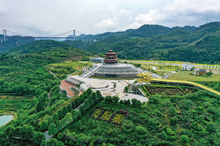 375276-7月18日，拍攝的貴州省遵義市余慶縣飛龍寨景區(qū)（無人機拍攝）周磊.JPG