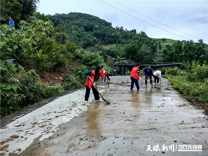 圖為白層鎮(zhèn)這內(nèi)村鄉(xiāng)村振興專干楊慶艷與村干部一道開展道路清淤工作。.jpg