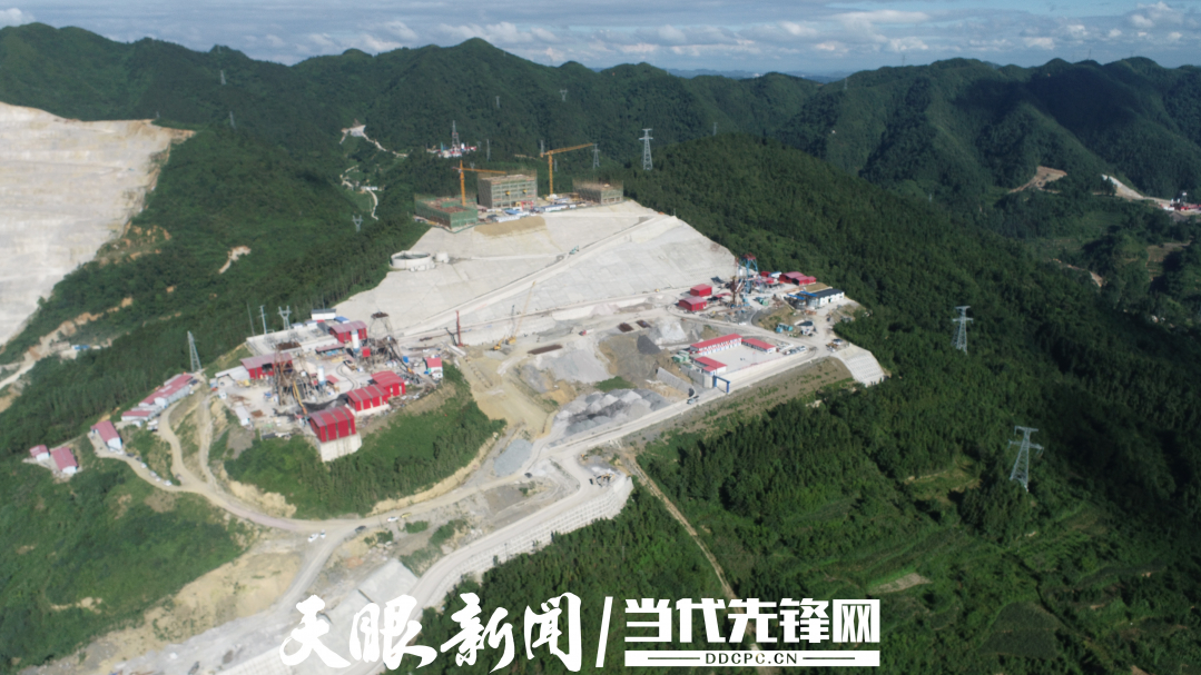 使用配料仓将堆肥后的物料和N、P、K等无机肥料及其他添加物等原料