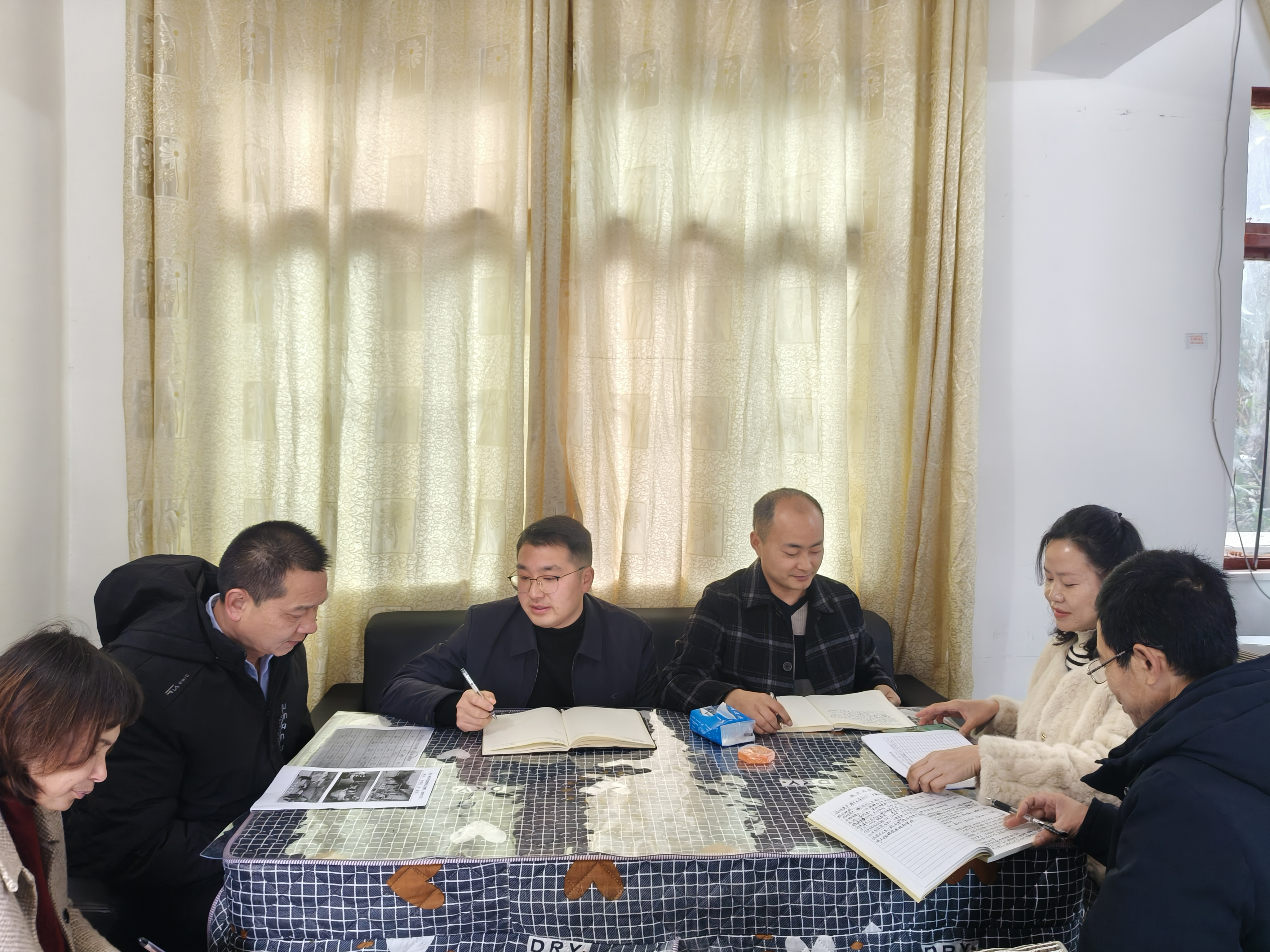 田武同志（左三）對駐村干部、村干部作業(yè)務(wù)指導(dǎo).jpg